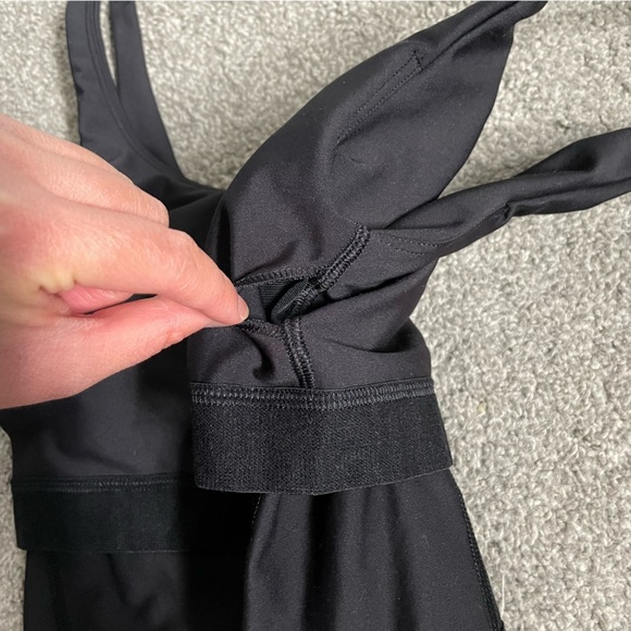 3/$45 Old Navy Scoop-neck Padded Activewear Tank - Picture 2 of 5